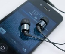 Наушники и смартфон