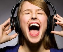 Девушка одела наушники