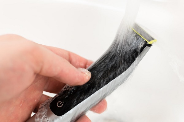 Триммер под струей воды