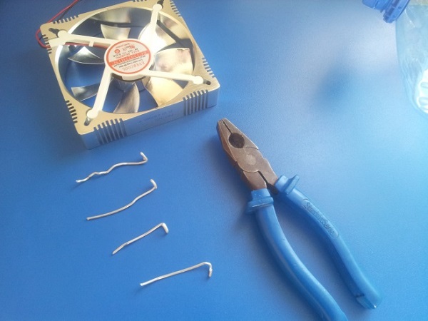 Кулер и крючки из проволоки