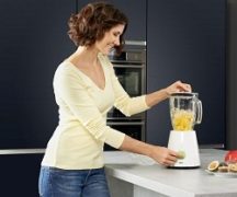 Девушка на кухне с блендером