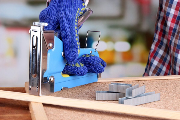 Профессиональный механический степлер в работе